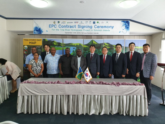 솔로몬제도 수도 호니아라에서 진행된 '솔로몬 티나 수력발전사업' EPC 계약식에 참석한 (사진 우측 네번째부터) 김창학 현대엔지니어링 대표이사, 김덕중 수자원공사 본부장, 해리 쿠마(Harry Kuma) 솔로몬제도 재무부 장관, 브래들리 토보샤(Bradley Tovosia) 광물에너지부 장관이 계약 체결 후 기념사진을 촬영하고 있다. <현대엔지니어링 제공>